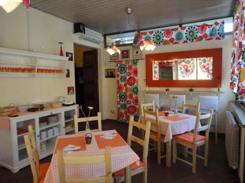 比萨比萨斜塔旅馆的厨房以及带桌椅的用餐室。
