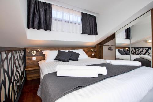 卢卡兰Capesanta atraktivna kamena kučica的一间卧室设有两张床和大镜子
