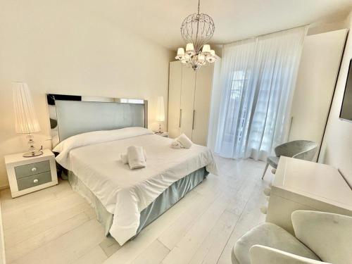 马尔米堡Luxury Home Paradise View的卧室配有一张白色大床和吊灯。