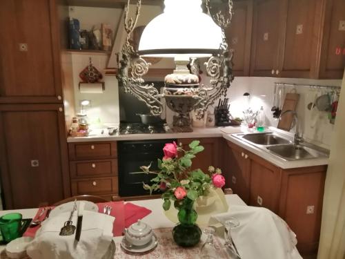 圣奇诺·迪·蒙塔尼亚B&B da Paolo con vista Lago di Garda的厨房配有一张桌子,上面放着花瓶