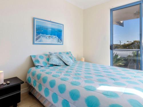 霍克斯内斯特Nautilus 6 Beach Front Bliss的一间卧室设有一张床和一个大窗户