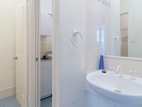 霍克斯内斯特Nautilus 6 Beach Front Bliss的白色的浴室设有水槽和镜子