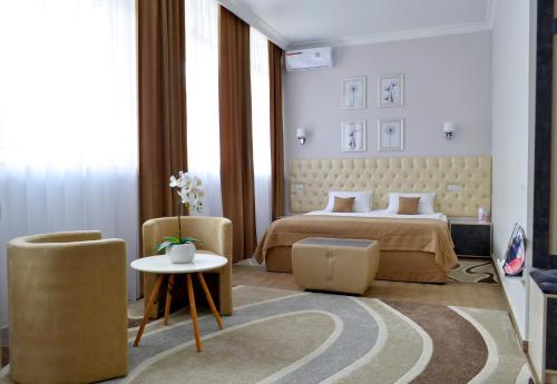 叶森图基Park & House Hotel в Курортной зоне的卧室配有一张床和一张桌子及椅子