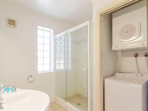 霍克斯内斯特Seachange Apartment 1的带淋浴、卫生间和盥洗盆的浴室