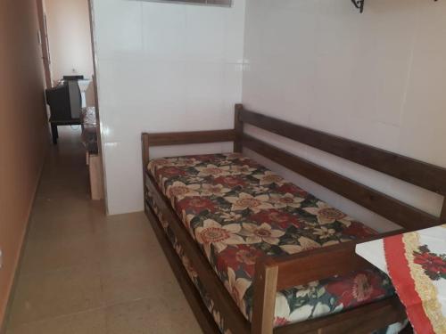 乌巴图巴Praia da Maria的一间卧室配有一张带花卉被子的床
