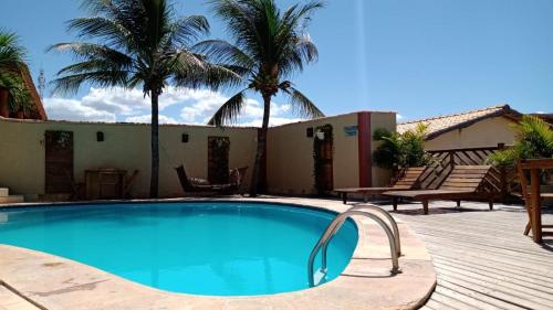 卡诺格布拉达杜瑞新绿洲望厦宾馆的庭院内棕榈树游泳池