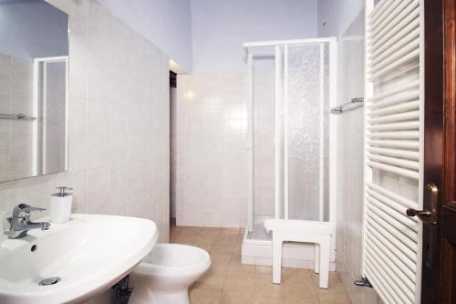 蒙特普齐亚诺Girolamo Apartment - Super Central, Private Parking & Outdoor Area的一间带水槽、卫生间和淋浴的浴室