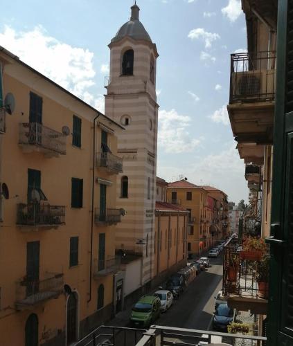 斯培西亚Casa Minù的享有带钟楼城市街道的景色