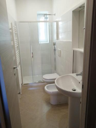 斯培西亚Casa Minù的带淋浴、卫生间和盥洗盆的浴室