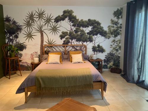 沙伯伊Chambre en Drôme Tropicale的一间卧室配有一张壁画床