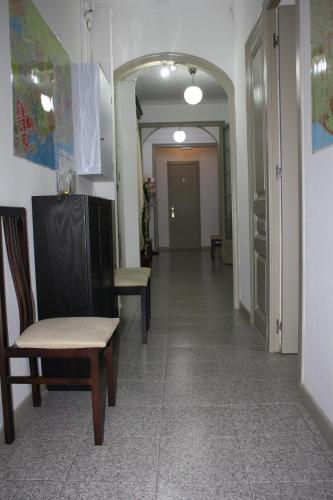 巴塞罗那卡萨布兰卡旅舍的走廊设有两把椅子,走廊设有走廊