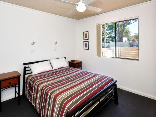 霍克斯内斯特Providence Apartment 3的一间卧室设有一张床和一个窗口