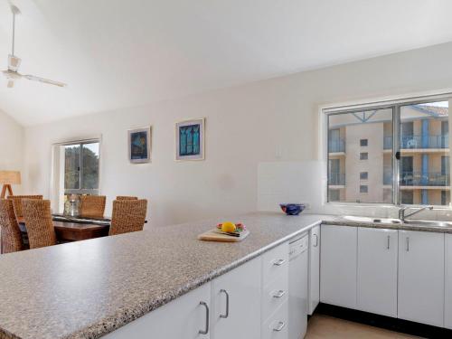 霍克斯内斯特Seachange Apartment 3的厨房配有白色橱柜和台面