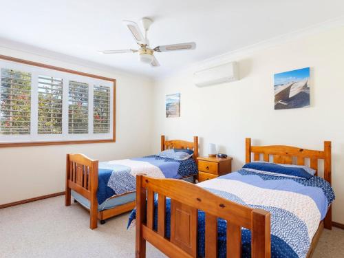 霍克斯内斯特Jimmys Beach Escape的一间卧室配有两张床和吊扇