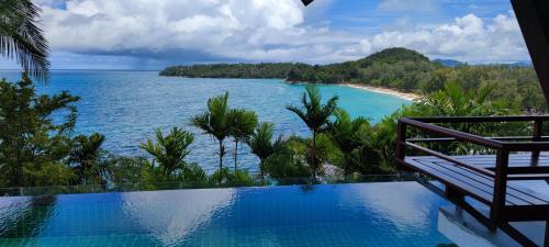 苏林海滩Surin Beach Ocean front Villa between Kamala and BangTao Beaches的度假村游泳池享有海景