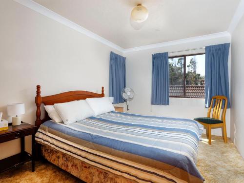 霍克斯内斯特4 Rio Vista的一间卧室配有一张床、一张书桌和一个窗户。