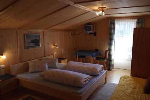 东蒂罗尔地区马特赖斯坦姆弗霍夫酒店的一间客厅,客厅配有沙发,位于木房