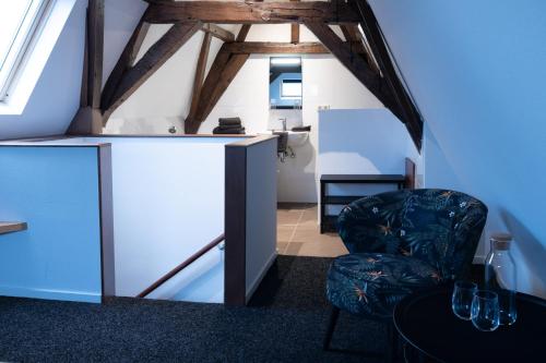 米德尔堡Logement de Spaerpot的客厅配有椅子和冰箱