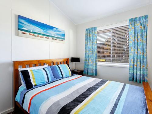 霍克斯内斯特Surfs Up的一间卧室设有一张床和一个窗口