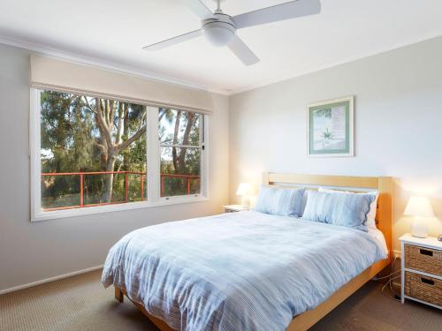 Winda WoppaRiver Views Pet Friendly的白色的卧室设有床和窗户