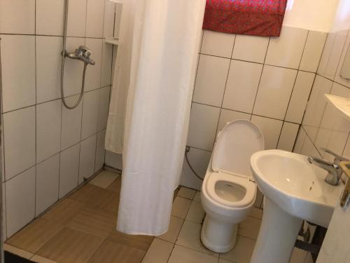 基加利Judith Home FIKA CAFE的一间带卫生间和水槽的浴室