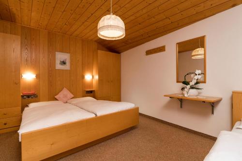 科瓦拉因巴迪亚Villa Resi B&B的一间卧室配有一张大床和镜子