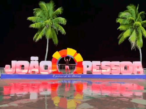 若昂佩索阿Pousada Refúgio的两棵棕榈树度假村的标志