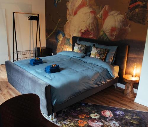 埃迪格尔-埃莱尔Das Moselhaus的卧室内的一张床铺,墙上有绘画作品