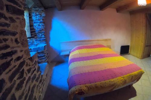 IspagnacGîte Ispagnac的一间卧室,卧室里配有一张色彩缤纷的床