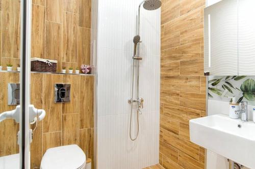 索非亚Yellow Apart @ Vitosha, Sofia的带淋浴、卫生间和盥洗盆的浴室