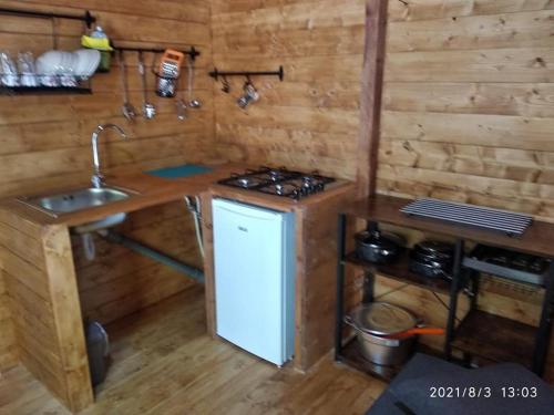 奥托纳Camping Borghetti的一间带水槽和炉灶的小厨房