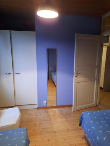 奥卢vierashuone的一间设有两张床和蓝色墙壁的客房