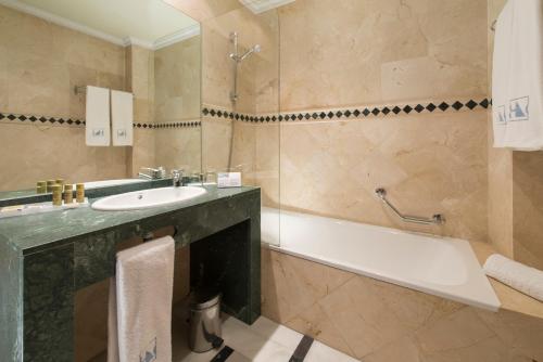 科尔多瓦欧洲之星迈蒙尼德酒店的带浴缸、水槽和浴缸的浴室