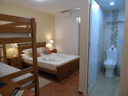 曼塔罗塔Manta Guest - Bed & Breakfast的一间小卧室,配有双层床和卫生间
