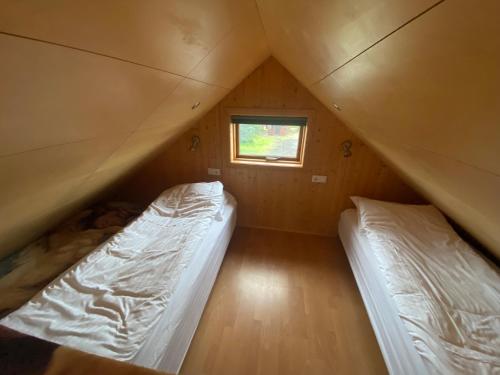 海拉Borgarbæli的小型客房 - 带2张床和窗户