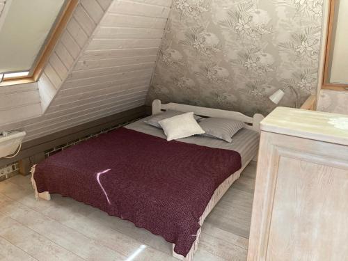 采西斯埃斯特雷酒店的一张小床,带紫色毯子