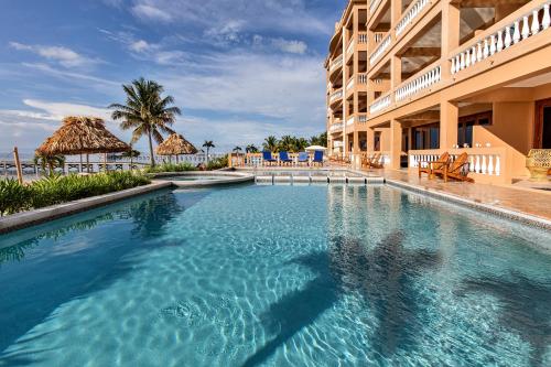 圣佩德罗Hol Chan Reef Resort & Villas的酒店前的游泳池