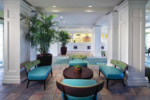 拿骚亚特兰蒂斯港湾度假酒店的大堂设有蓝色的椅子和桌子
