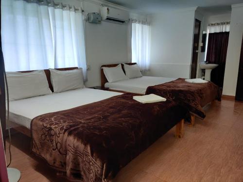 阿勒皮Shalom Beach Residency的酒店客房,设有两张床和一张沙发