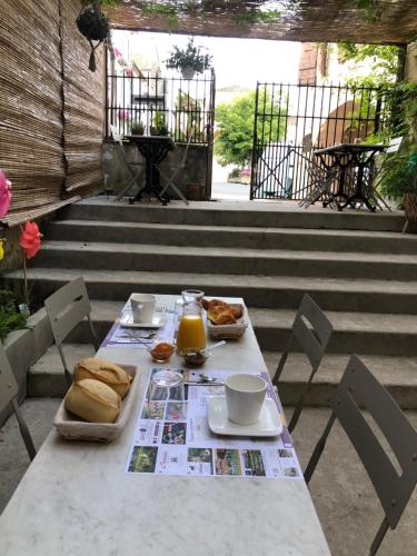 蒙特利尔Les Chambres du Montréal et l'Hôtel particulier的露台上的桌子上摆放着面包和橙汁