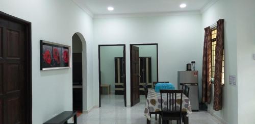 巴西富地Faris's Homestay & Resort的客厅配有桌椅和镜子