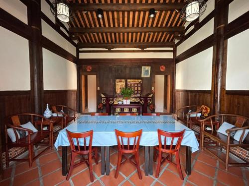 金宁乡金門古寧歇心苑官宅古厝民宿 Guning Xiexinyuan Historical Inn的一间带桌椅的用餐室