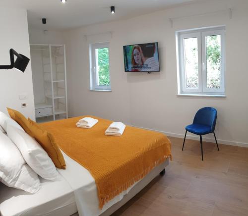 杜布罗夫尼克Luxury TownHouse Baba的一间卧室配有一张床和一张蓝色椅子