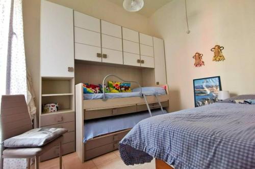 伊格莱西亚斯Casa Shardana的儿童卧室配有一张床和一个橱柜