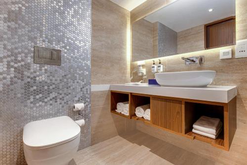 德拉敦Hotel Aketa Rajpur Road Dehradun, Dehradun的浴室配有白色卫生间和盥洗盆。