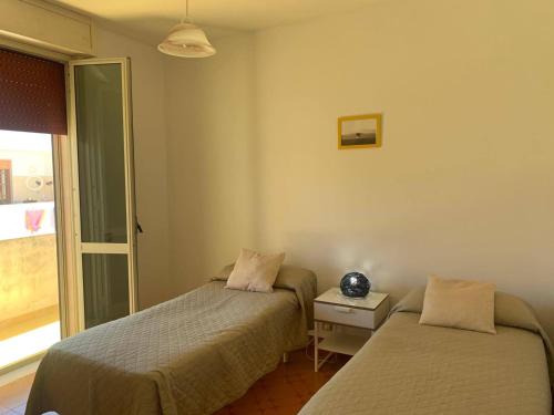 新福卡Casa Vacanza Olimpia的带窗户的客房内的两张床