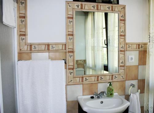 桑提亚纳德玛安赫利卡旅馆的一间带水槽和镜子的浴室