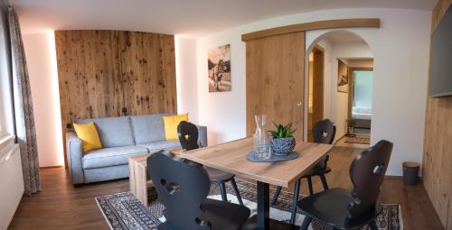圣加伦基希Sonnenhang Montafon的客厅配有木桌和椅子