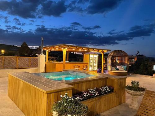 格雷梅Luxury Cratus Stone Palace的游泳池在晚上在庭院里
