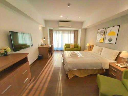 台北日光拾玖 的酒店客房设有一张大床和一台电视。
